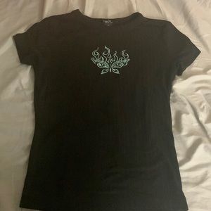 Cute T-shirt form rue 21 with beautiful teal design in the middle of the shirt!